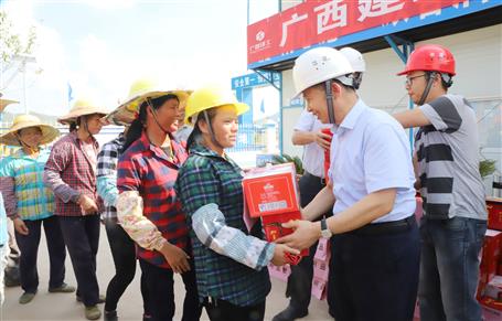 集團(tuán)公司黨委委員、副總經(jīng)理侯立林到公司施工一線送清涼