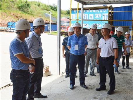 陳家堅率檢查組到公司蟠龍住宅小區(qū)項(xiàng)目進(jìn)行安全生產(chǎn)大檢查