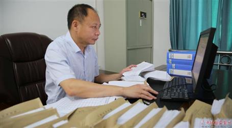 初心不改　本色不褪——記廣西勤廉榜樣、河池市紀(jì)委副書記、監(jiān)委副主任黃振林