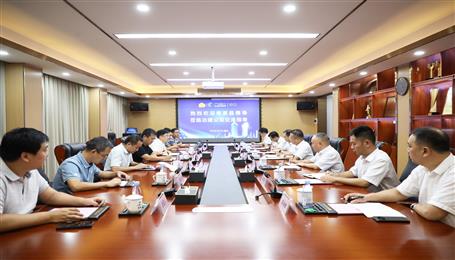 覃振華與鹿寨縣委副書記、縣長楊毅舉行工作會談