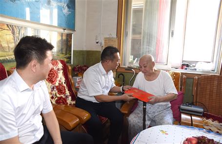 覃振華、賴海標(biāo)國慶節(jié)前慰問離休老干部