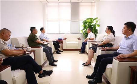 覃振華與柳北區(qū)委書記、區(qū)長石中華舉行工作會談